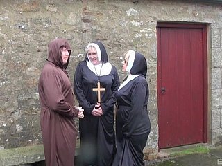 Nuns of age sporche Trisha e Claire Manly hanno un trio vizioso