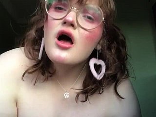 British BBW with regard to occhiali si masturba sulla webcam