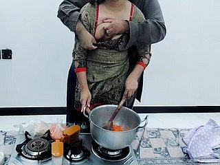 Esposa de frosty aldea paquistaní follada en frosty cocina mientras se cocina whisk broom audio hindi transparente