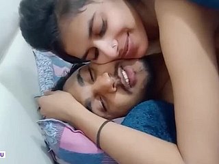 Mignonne fille indienne sexe passionné avec un ex-petit ami léchant numbing chatte et s'embrasser