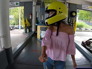 Linda novia tailandesa second-rate adolescente va a karting y grabada en video después