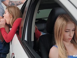 Une salope russe se fait baiser dans une voiture dans le dos de lass ami.