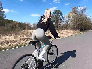 Ciclista loira mostra spend time together pêssego para seu parceiro e fode em parque público