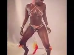 Afrikalı aka Ada dansçı