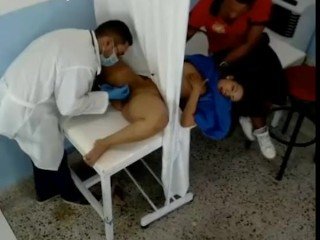 INFIEL CON EL DOCTOR QUE DEBE LAMAR EL COÑO PARA LA MEDICACIÓN